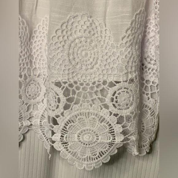 Unique Spectrum - White Light Weight Scoop Neck Blouse With Lace Detail - 3X - Picture 4 of 6